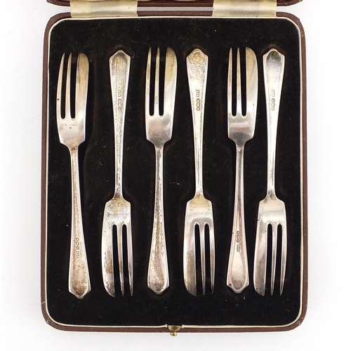 2254 - Set of six silver cake forks by Mappin & Webb, Sheffield 1937, with fitted case, 12.5cm in length, 9... 