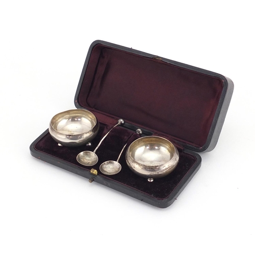 2253 - Pair of silver open salts with spoons by Edward Durban & Co, with fitted case, 4.5cm in diameter, 26... 