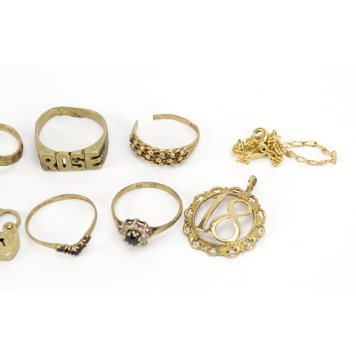 2347 - 9ct gold jewellery including rings, charms and a wristwatch, 22.0g