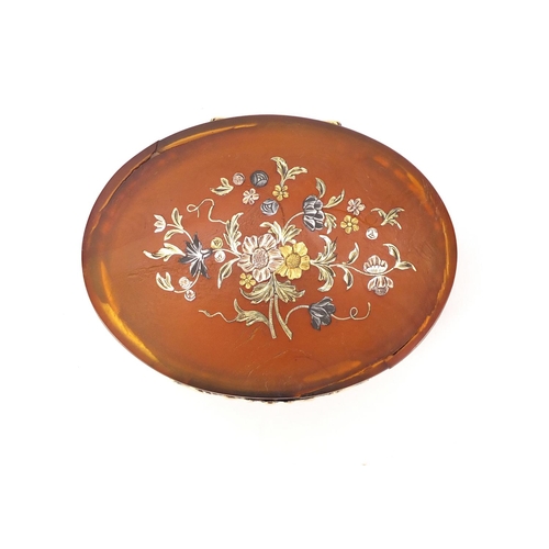47 - 18th century horn and piqué work oval snuff box, the hinged lid decorated with flowers, 9cm wide