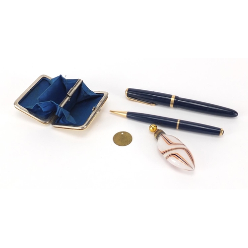 2573 - Objects comprising a Parker duofold fountain pen and propelling pencil, Venetian scent bottle and co... 