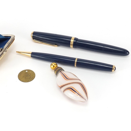 2573 - Objects comprising a Parker duofold fountain pen and propelling pencil, Venetian scent bottle and co... 