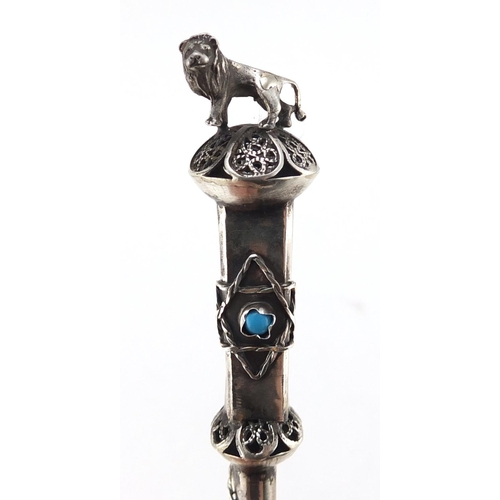 875 - Russian silver Jewish Torah pointer with lion knop, by Josef Sosnkowski 1878, Warsaw, 18.5cm in leng... 