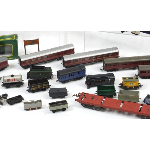 363 - Mostly OO gauge model railway including Wills Fine Cast, Hornby tin plate clockwork,  lima locomotiv... 