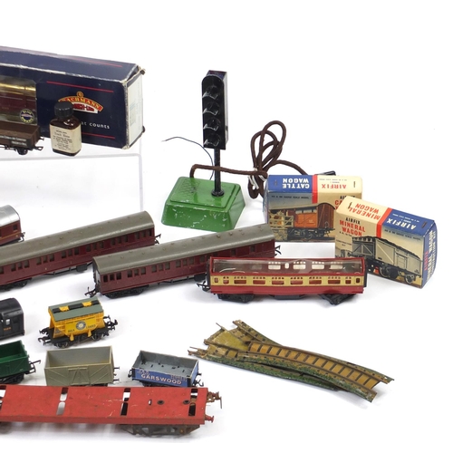 363 - Mostly OO gauge model railway including Wills Fine Cast, Hornby tin plate clockwork,  lima locomotiv... 