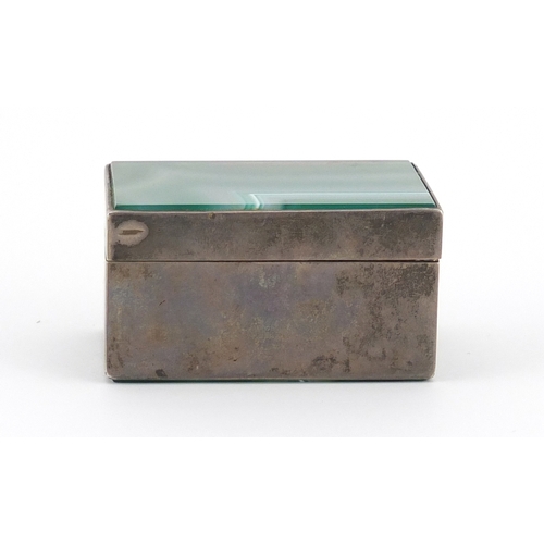 936 - Unmarked silver and green agate box and cover, 6cm in length, 90.2g