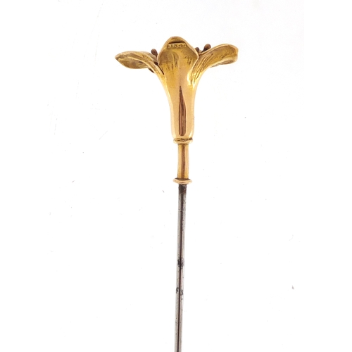 106 - Art Nouveau 15ct gold hat pin, 14.5cm in length, 5.7g