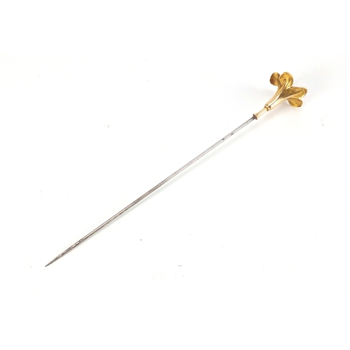 106 - Art Nouveau 15ct gold hat pin, 14.5cm in length, 5.7g