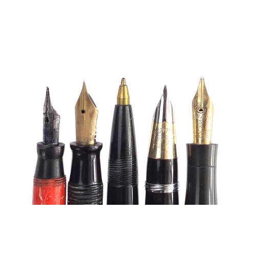 2565 - Vintage and later fountain pens and propelling pencils including Parker Vacumatic, The Swan Pen, Swa... 