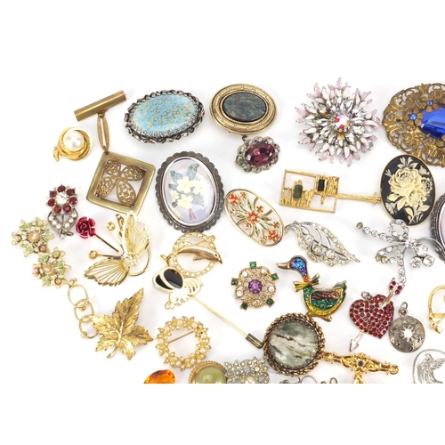 3043 - Vintage and later costume jewellery brooches and pendants, some set with colourful stones
