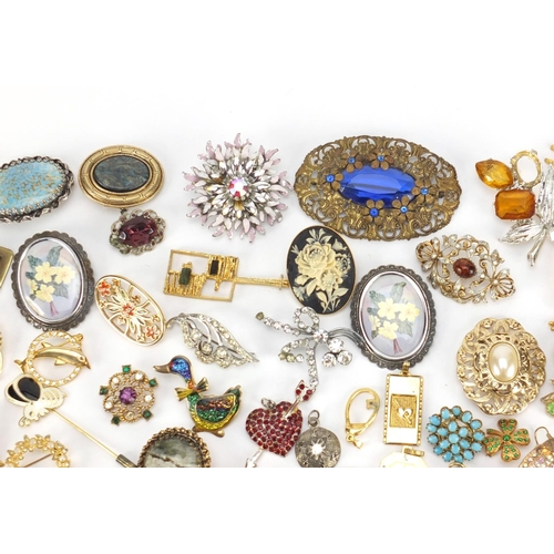 3043 - Vintage and later costume jewellery brooches and pendants, some set with colourful stones