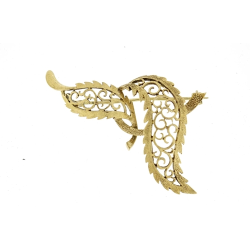 2809 - 9ct gold leaf brooch by Fidelity, 6cm in length, 7.7g