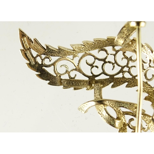 2809 - 9ct gold leaf brooch by Fidelity, 6cm in length, 7.7g