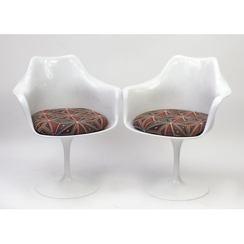 2090 - Pair of Eero Saarinen design tulip chairs, impressed Swady to the bases, each 86cm high