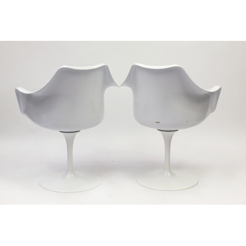 2090 - Pair of Eero Saarinen design tulip chairs, impressed Swady to the bases, each 86cm high