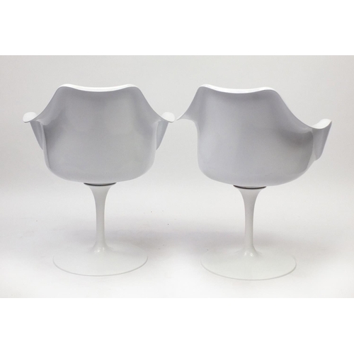 2091 - Pair of Eero Saarinen design tulip chairs, impressed Swady to the bases, each 86cm high