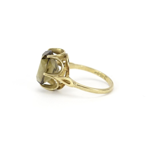 2829 - 9ct gold smoky quartz ring, size L, 3.4g