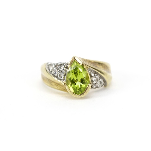 2817 - 9ct gold peridot and clear stone ring, size N, 4.8g