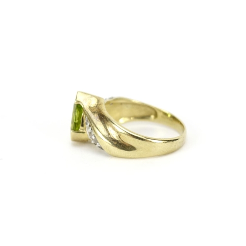 2817 - 9ct gold peridot and clear stone ring, size N, 4.8g