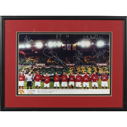 2059 - Manchester United signed photograph of the team line up prior to kick off v Nantes 20/2/02, includin... 