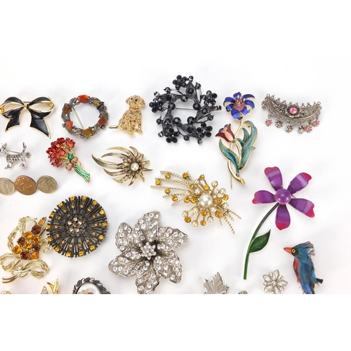 3041 - Vintage and later costume brooches, some enamelled