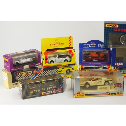 672 - Boxed die cast vehicles including Matchbox, Hot Wheels and Corgi