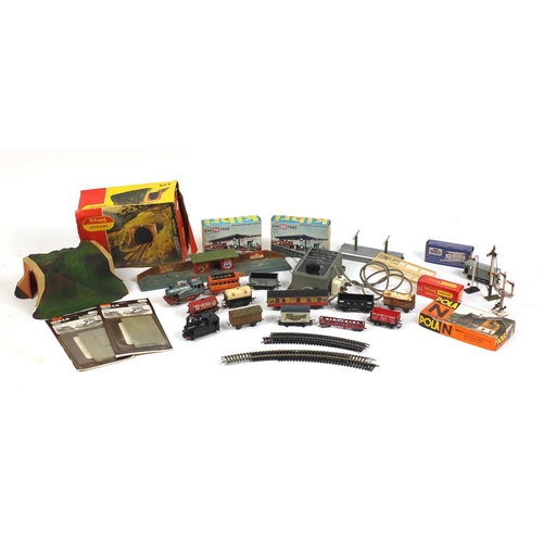 650 - Model railway trains, carriages and accessories including some tin plate and Tri-ang