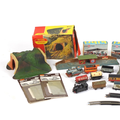 650 - Model railway trains, carriages and accessories including some tin plate and Tri-ang