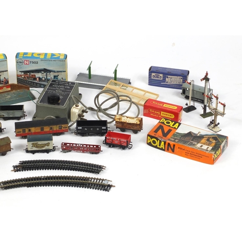 650 - Model railway trains, carriages and accessories including some tin plate and Tri-ang