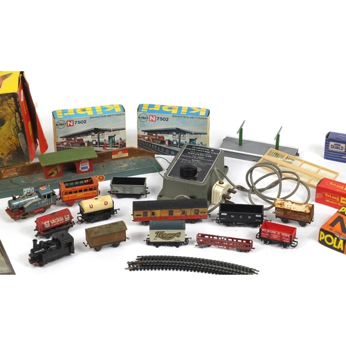 650 - Model railway trains, carriages and accessories including some tin plate and Tri-ang