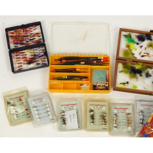 643 - Large selection of vintage and later salmon and trout flies and tackle