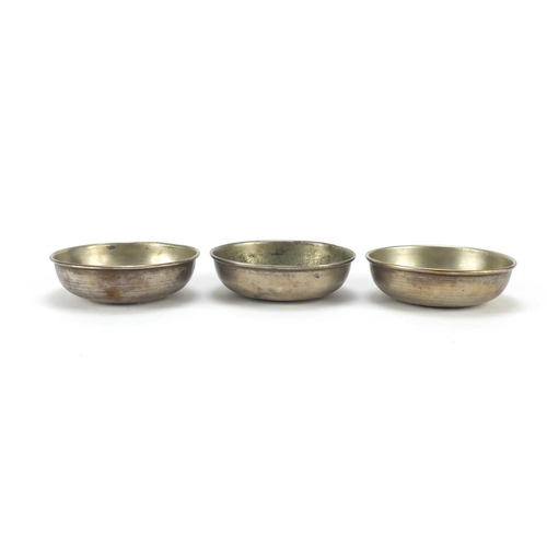 2520 - Set of three unmarked silver coin dishes, 8.5cm in diameter, 147.8g