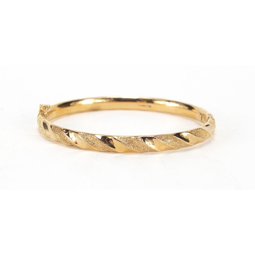 2586 - 9ct gold bangle, 6.5cm wide, 6.7g