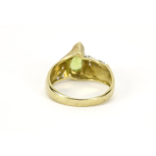 2568 - 9ct gold peridot and clear stone ring, size N, 4.8g