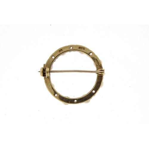 2581 - 9ct gold seed pearl and clear stone wreath brooch, 2.2cm in diameter, 3.2g