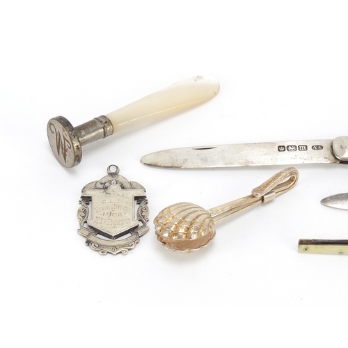 2526 - Silver objects including two mother of pearl folding pocket knives, Maundy coin charm and a tie clip