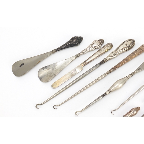 2540 - Silver handled button hooks and shoe horns, various hallmarks the largest 26.5cm in length