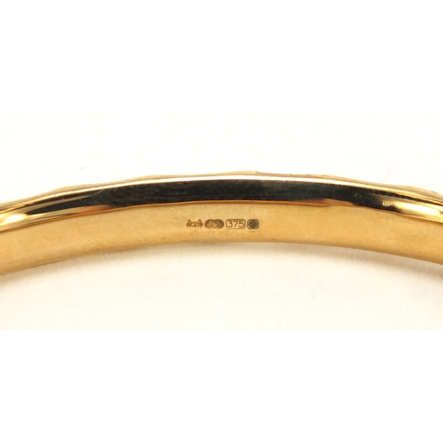2586 - 9ct gold bangle, 6.5cm wide, 6.7g