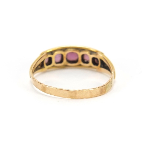 659 - Georgian 15ct gold amethyst ring with engraved shoulders, Birmingham 1796, size R, 1.8g