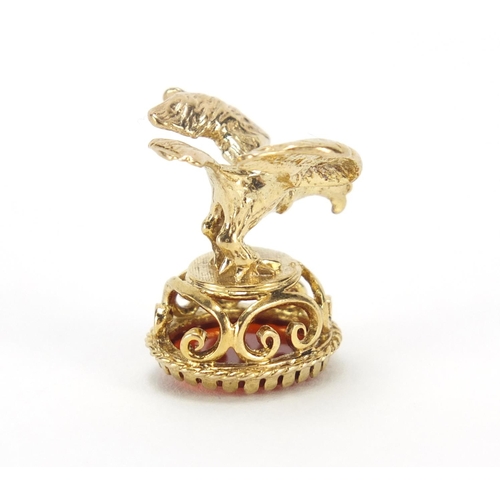 654 - 9ct gold and carnelian eagle fob, 2.2cm high, 7.0g