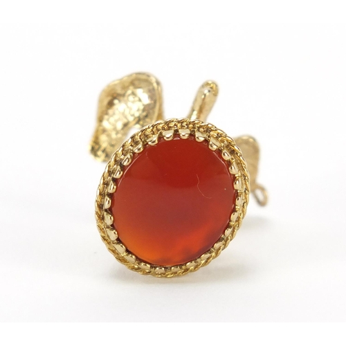 654 - 9ct gold and carnelian eagle fob, 2.2cm high, 7.0g