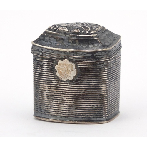 622 - Antique continental silver vesta in the form of a caddy with hinged lid, 3.5cm high, 15.8g