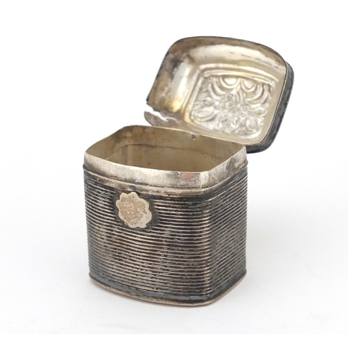 622 - Antique continental silver vesta in the form of a caddy with hinged lid, 3.5cm high, 15.8g