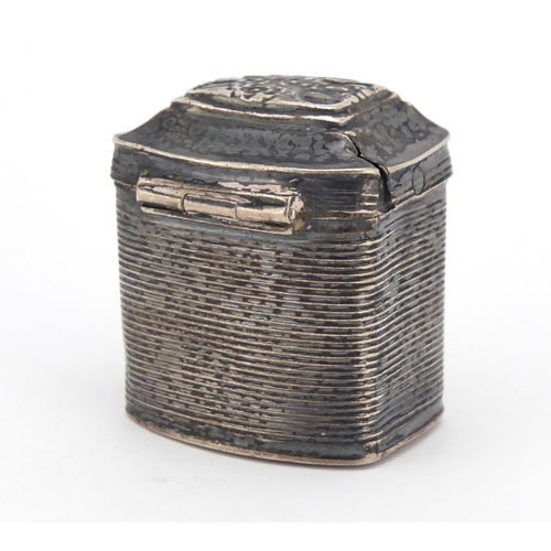 622 - Antique continental silver vesta in the form of a caddy with hinged lid, 3.5cm high, 15.8g