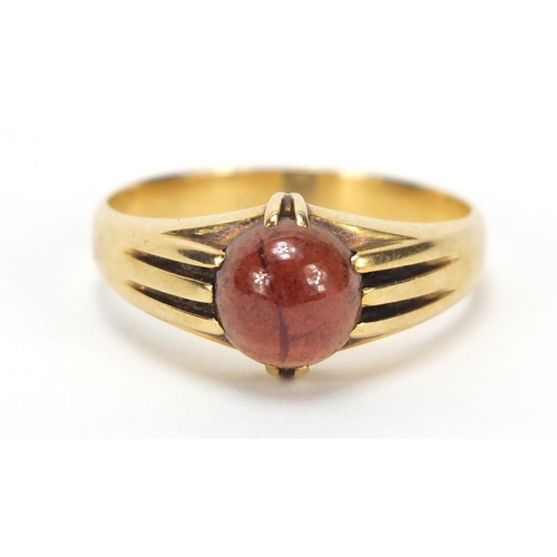 653 - 18ct gold cabochon garnet ring, size T, 6.1g