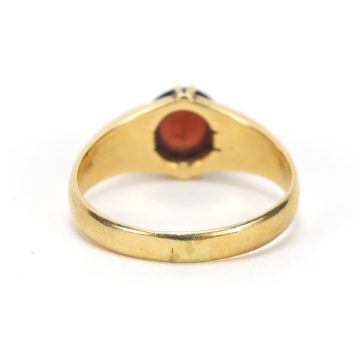 653 - 18ct gold cabochon garnet ring, size T, 6.1g