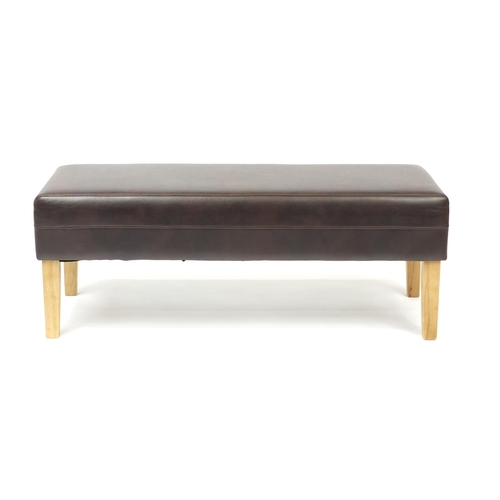 2055 - Contemporary brown leather and light wood bench, 120cm in length