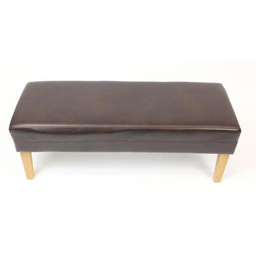 2053 - Contemporary brown leather and light wood bench, 120cm in length