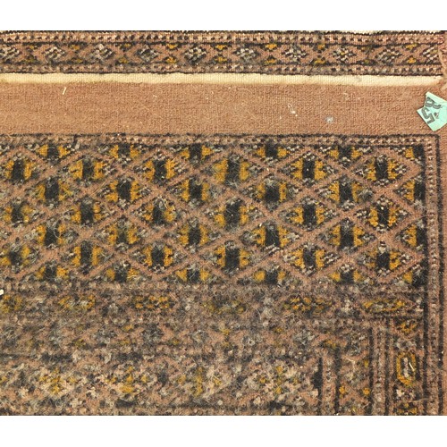 30 - Cream and salmon ground carpet runner, 315cm x 81cm