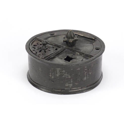 98 - 18th century pewter combination inkwell and sander, 10cm in diameter